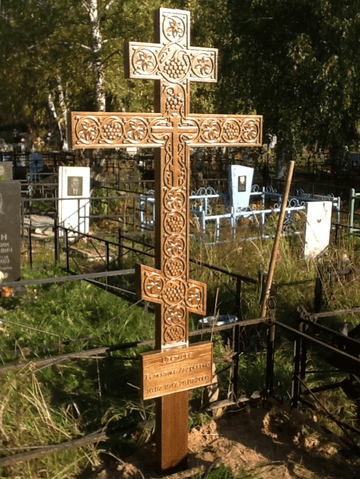 Крест дубовый резной "Виноградная лоза с табличкой" Арт. К-006